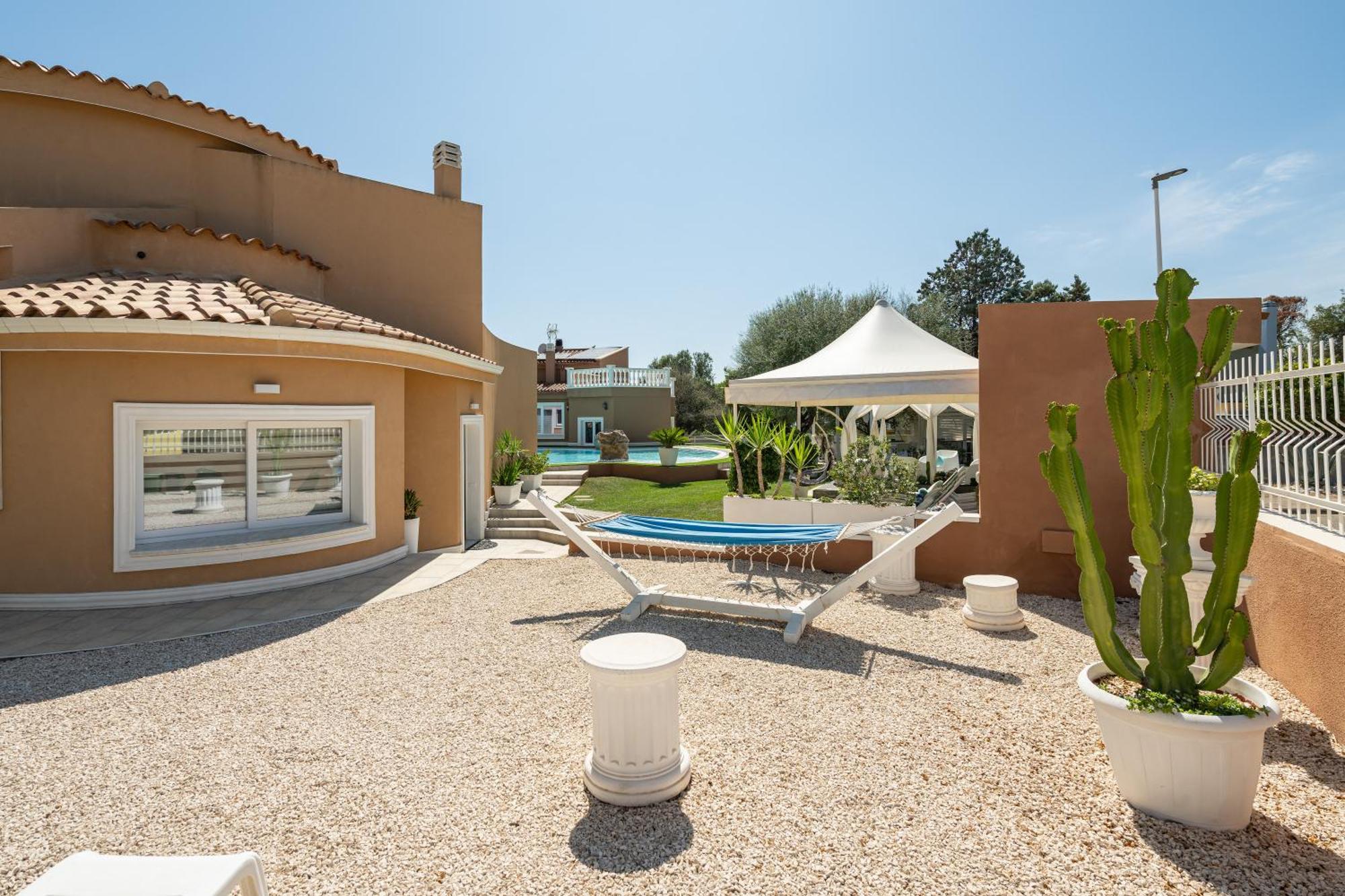 Villa Leon With Private Pool Quartu SantʼElena Exterior foto